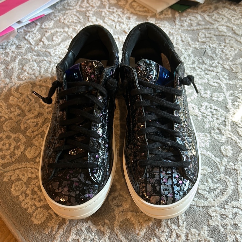 VGUC size 39 P448 sneakers. Patent black iridescent.